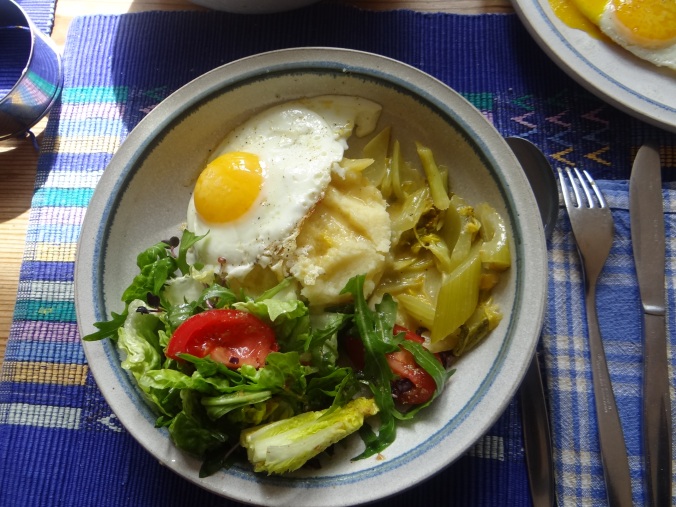 Pastinaken-Kartoffelstampf,Bleichsellerie Gemüse,Salat,Spiegelei (25)