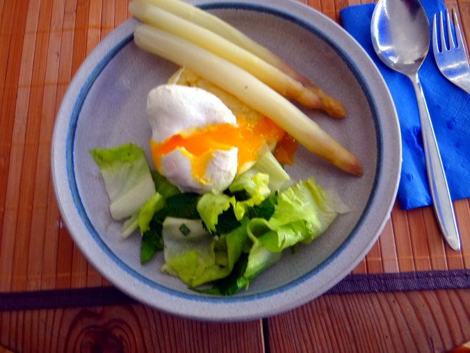 Kartoffel-Pastinaken Stampf,Kalbsleber,Spargel,pochiertes Ei,Endivien Salat (2)
