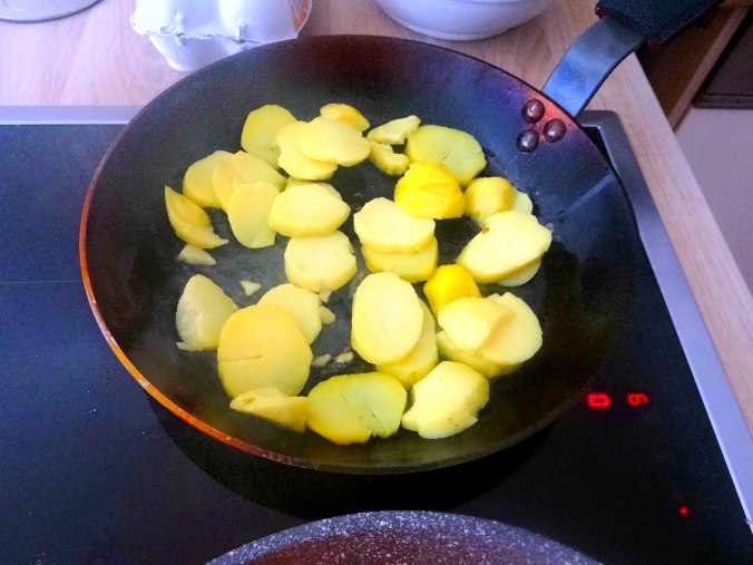 Salat,Karotten,Bratkartoffeln,Spiegelei (18)